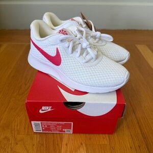 Nike Women's Tanjun Flyease Sneakers, pink/white, size 5.5 [NIB]